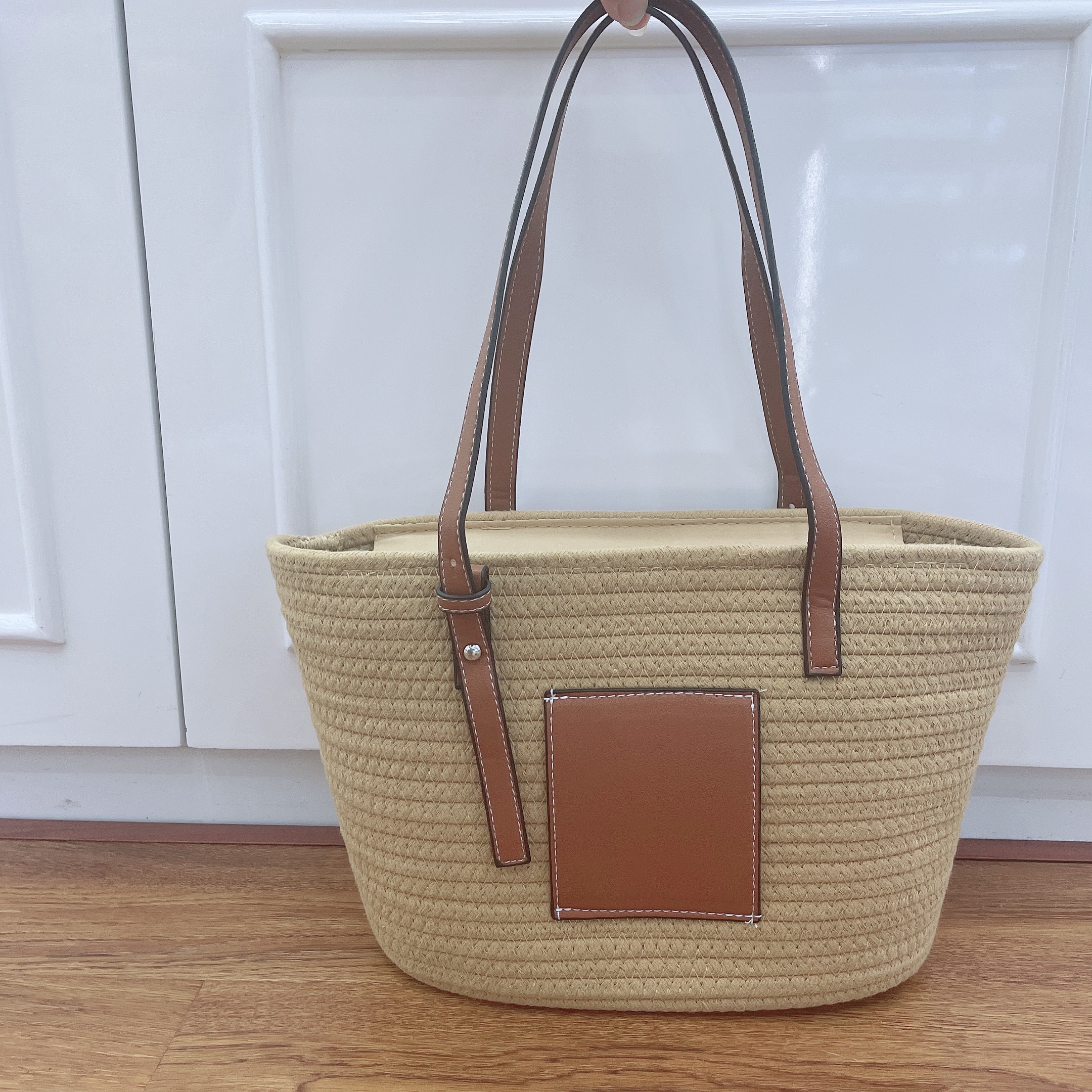 Leather strap, hand-woven bag, single-shoulder bag, tote bag, adjustable shoulder strap, straw woven bag, beach bag, woven bag, women's straw woven bag, artistic straw woven bag Application Scenario