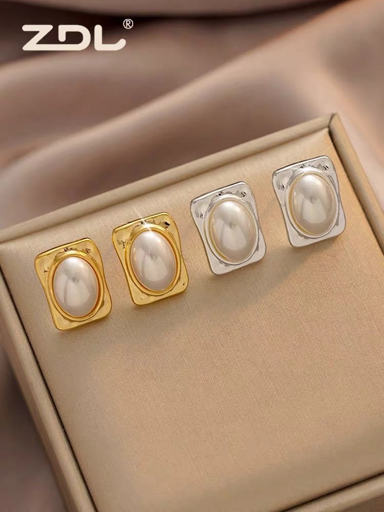 Elegant pearl silver ear studs for women, 925 silver needle, high-end feel, 2022 new trendy and niche design style earrings, socialite details Picture