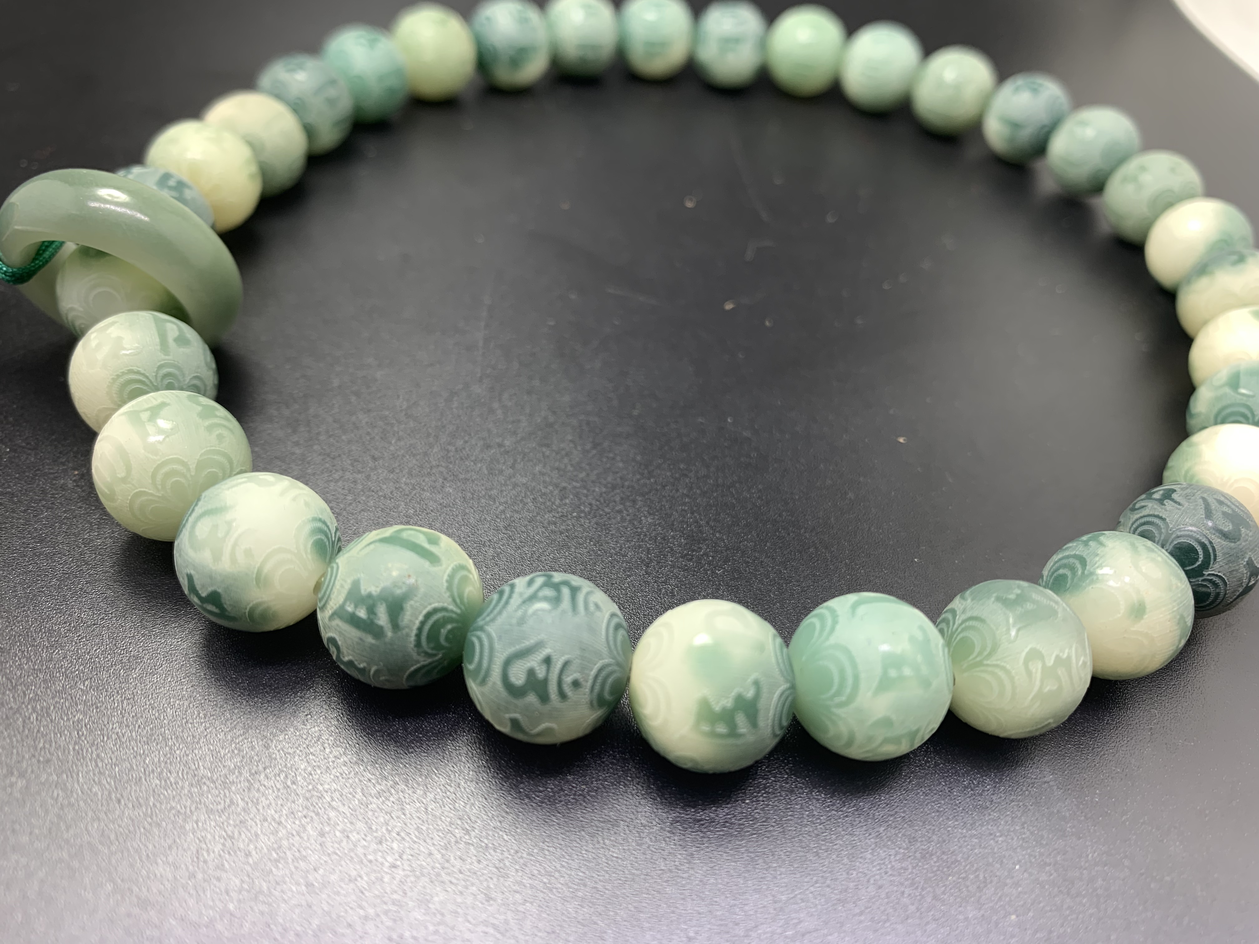 Natural Bodhi root carved six-character mantra cultural play hand-held beads hanging: Xiangyuan Buddhist Beads Store, 8091, D Zone, 3rd Floor, Phase I of Yiwu International Trade City Application Scenario