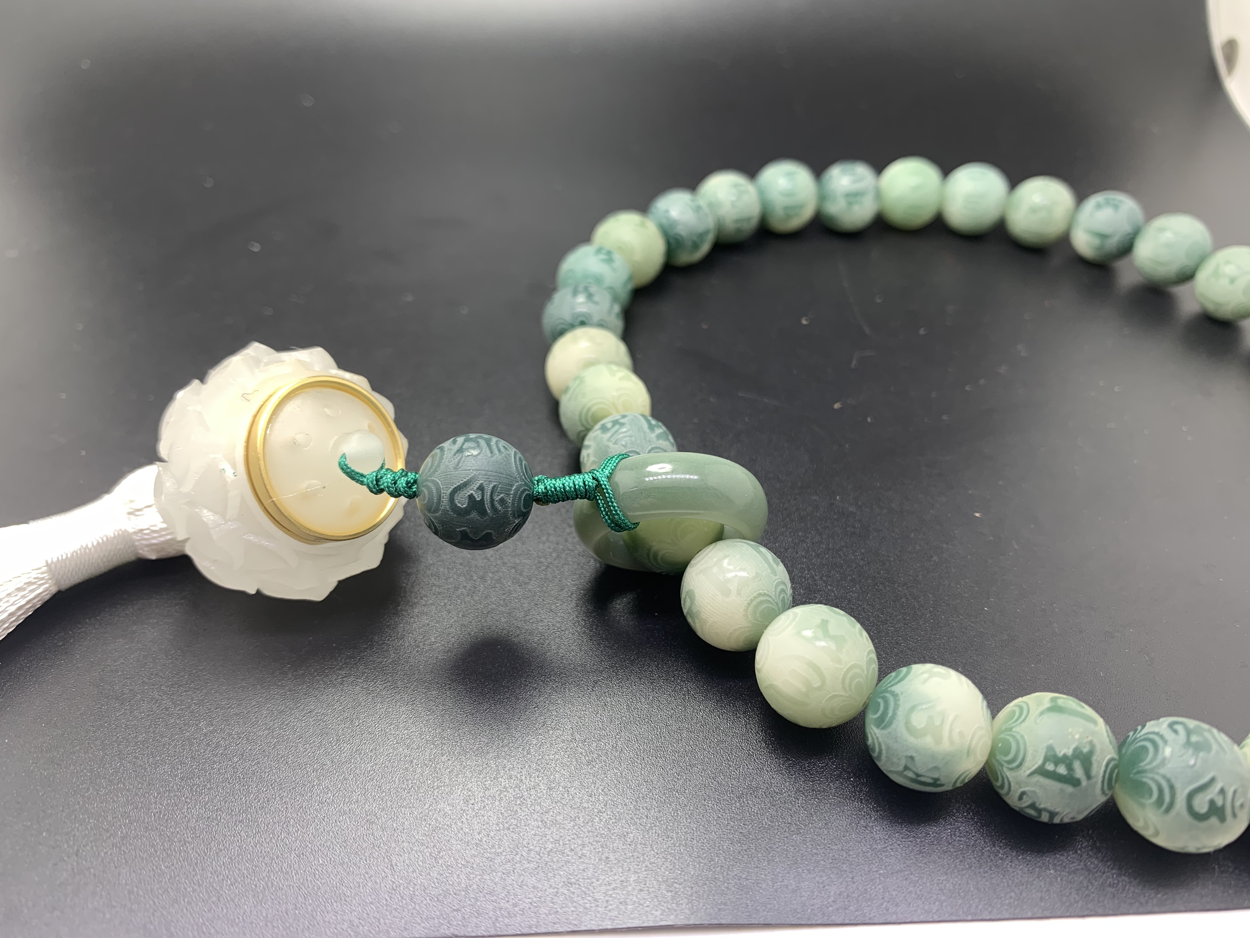 Natural Bodhi root carved six-character mantra cultural play hand-held beads hanging: Xiangyuan Buddhist Beads Store, 8091, D Zone, 3rd Floor, Phase I of Yiwu International Trade City Specification image