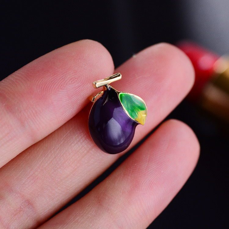 0702 Cute olive brooch Application Scenario