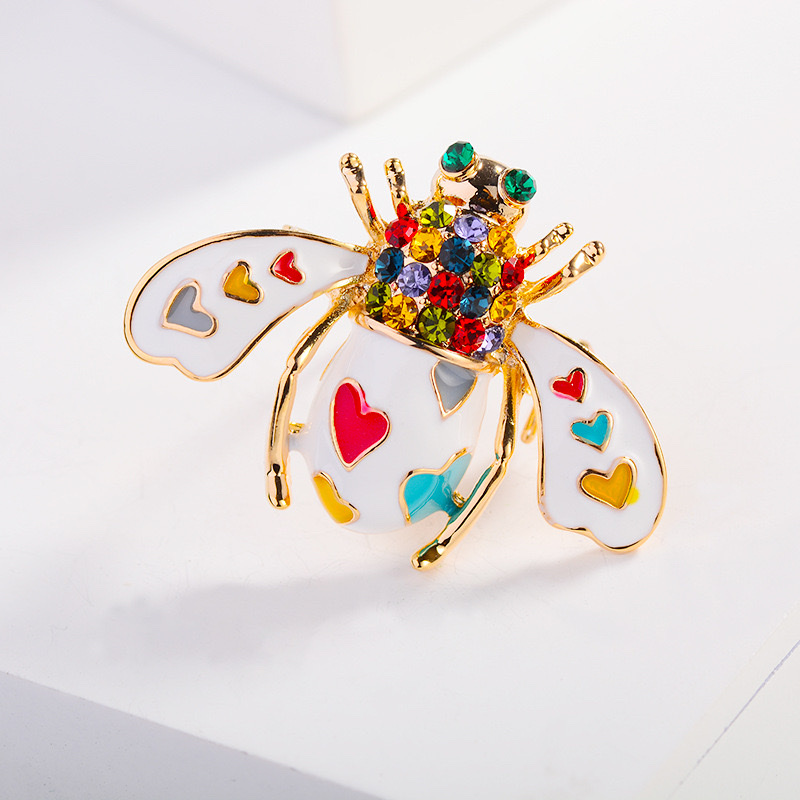 0704- Cute Bee Brooch Application Scenario
