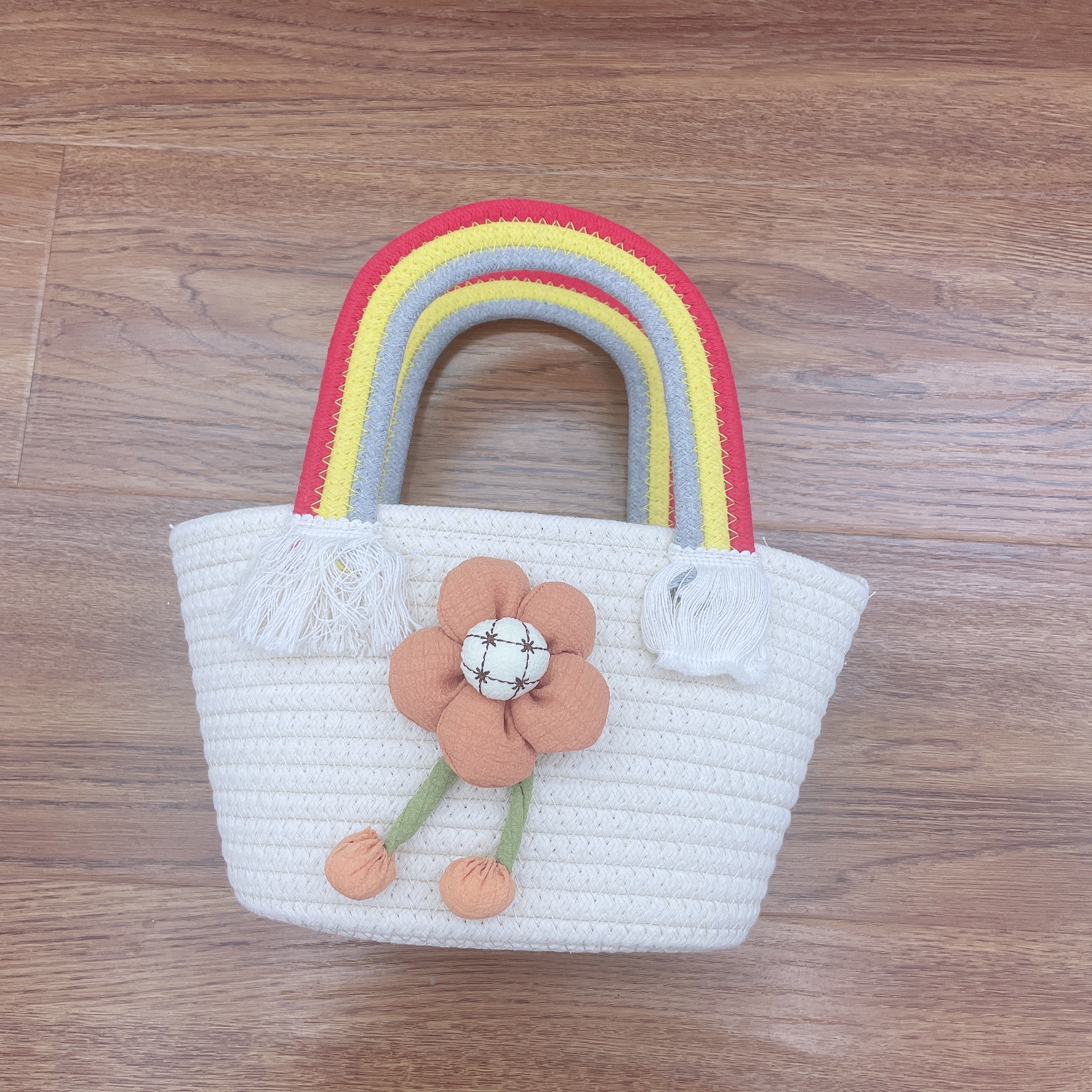 Wholesale of hand-woven bags, rainbow handbags, companion baskets, cute flower bags, hand-held beach bags, cotton thread children's bags Application Scenario