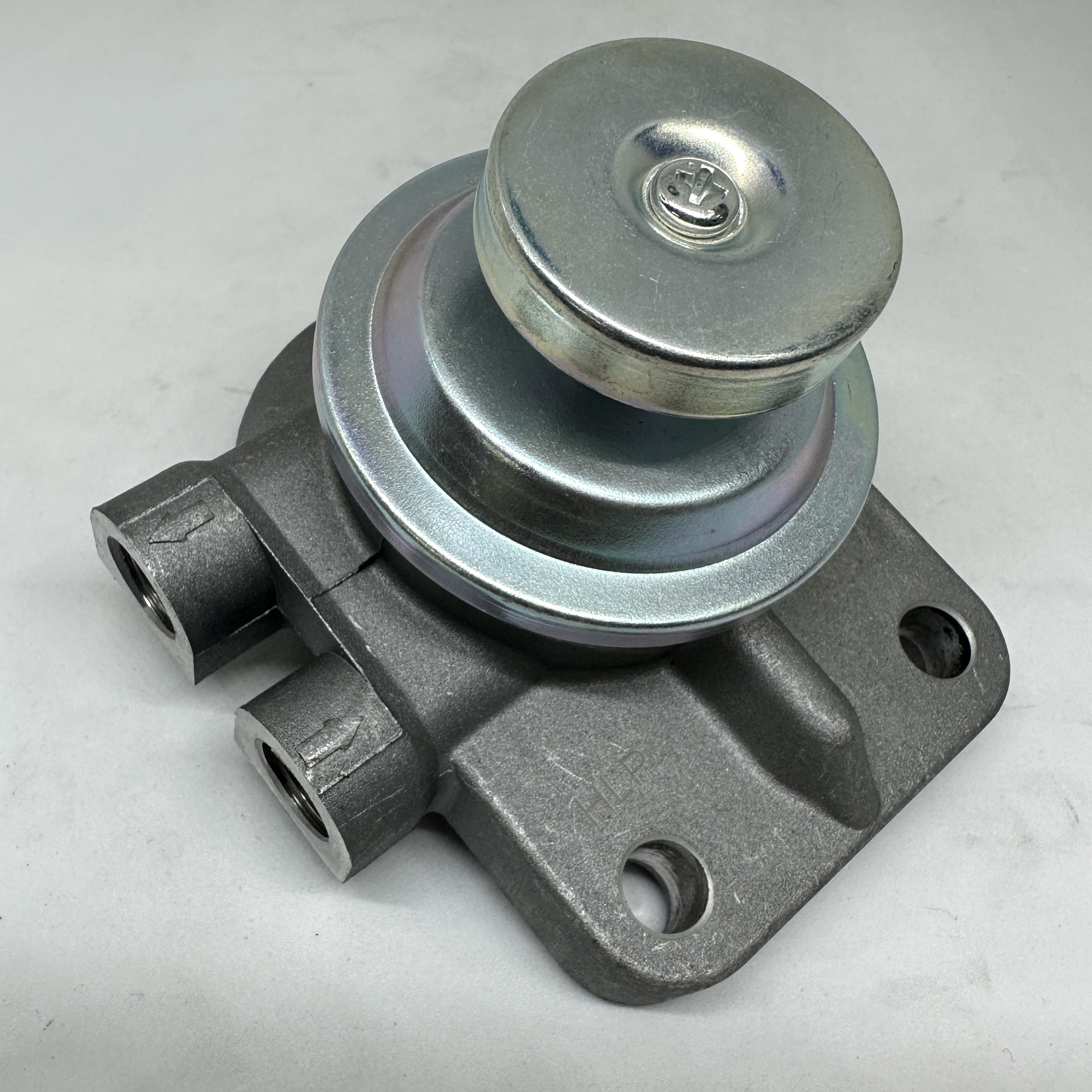 The upper cover of the diesel hand oil pump for KOMATSU forklift 6202-73-6110 is suitable for 4D95S-W / 6D95 details Picture