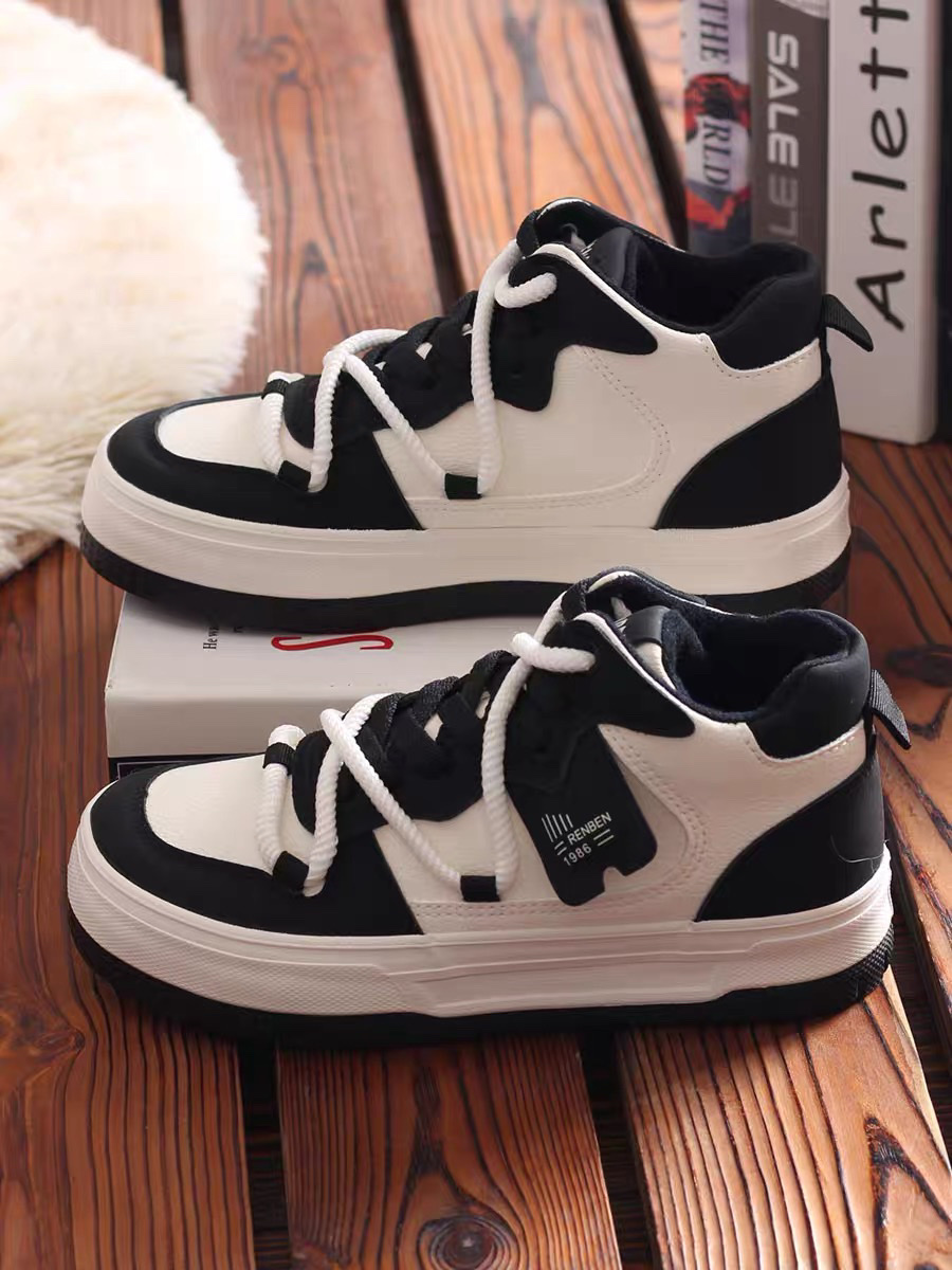 This new model of women's shoes winter ins wind plus velvet thick sole niche design casual sports shoes