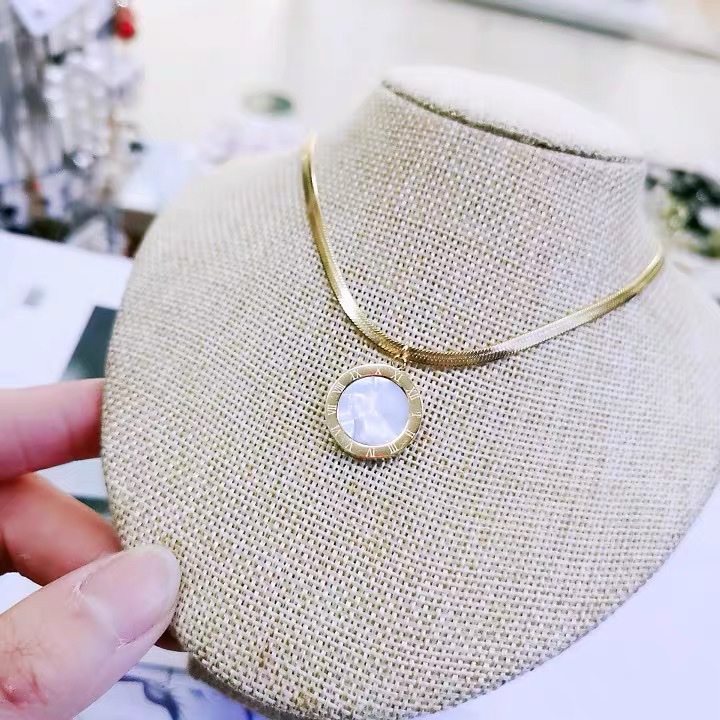 Titanium steel Roman numerals round brand necklace black and white double-sided snake bone chain white shell Specification drawing