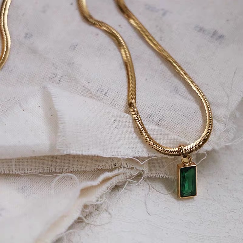 18k gold-plated snake bone necklace female ins temperament emerald pendant simple personality senior sense light luxury clavicle chain tide Specification drawing