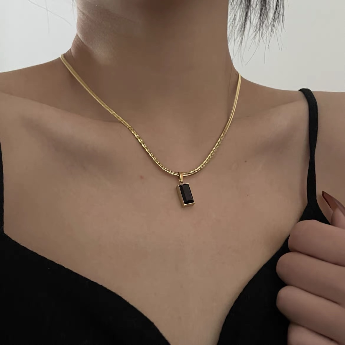 ins minimalist black rectangular pendant titanium steel color preserving flat snake bone chain exquisite collarbone chain for women Specification drawing