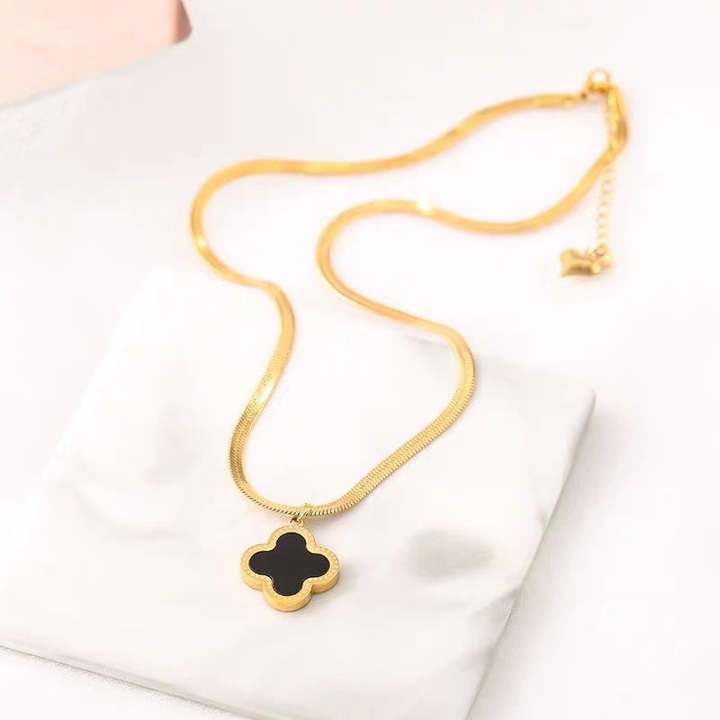 Fashion trend four-leaf clover necklace women's clavicle chain shell piece pendant flower flat snake chain temperament titanium steel jewelry Application Scenario
