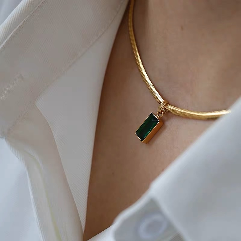 18k gold-plated snake bone necklace female ins temperament emerald pendant simple personality senior sense light luxury clavicle chain tide Application Scenario