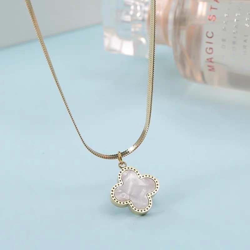 Fashion trend four-leaf clover necklace women's clavicle chain shell piece pendant flower flat snake chain temperament titanium steel jewelry details Picture