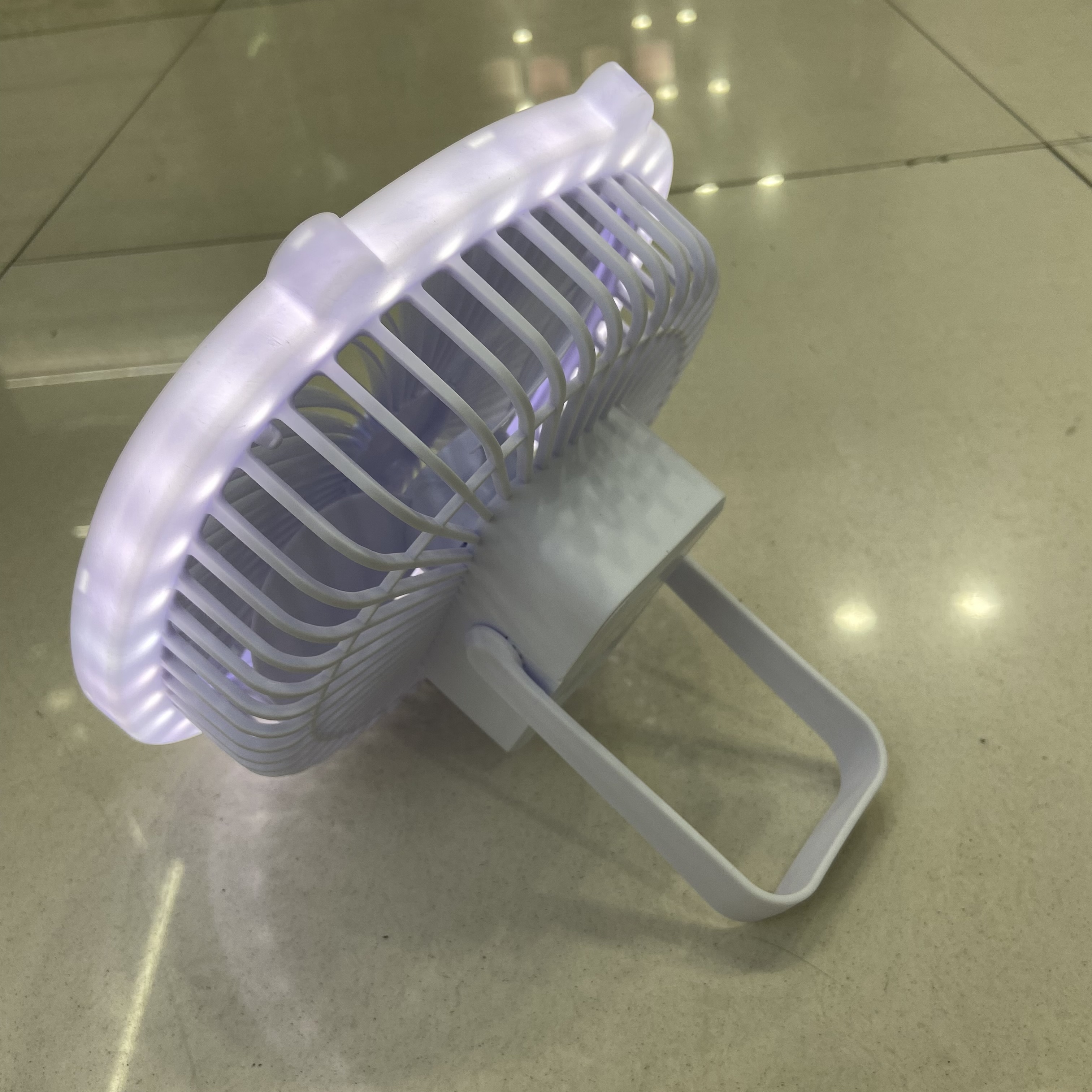 USB pequeño ventilador mini ventilador de mano con luz al aire libre camping hogar escritorio escritorio ventilador recargable Application Scenario