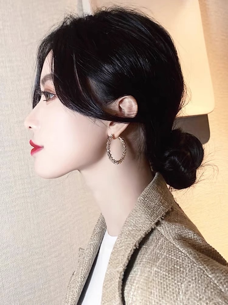 European And American Fashion Light Luxury Trend Atmospheric Simple Earrings Feather Butterfly Jewelry Application Scenario
