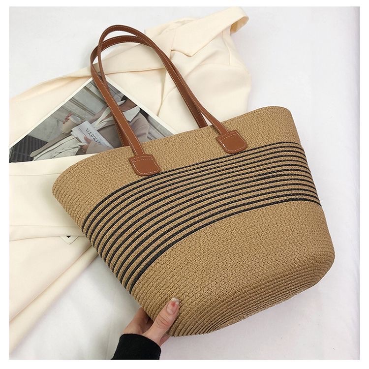 Wholesale of new fashionable and versatile shoulder bags, hand-woven straw bags, vacation and beach bags, large-capacity tote bags, and eco-friendly woven bags Application Scenario