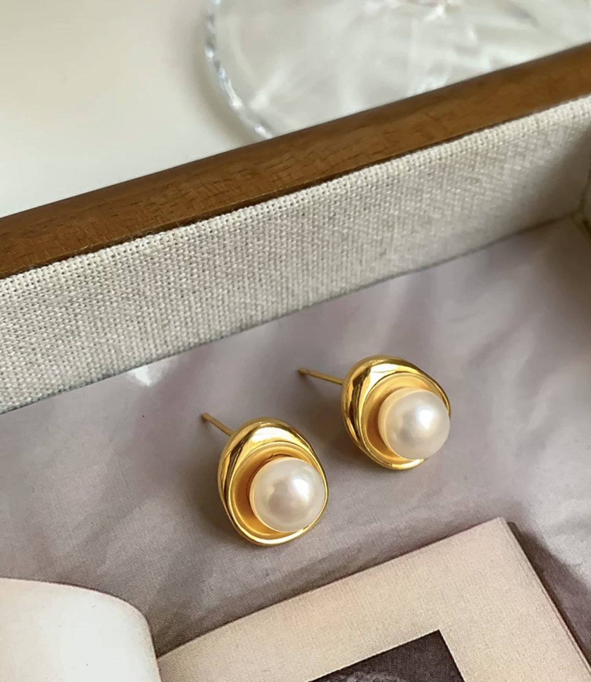 Korean Light Luxury Retro Style Natural Pearl Metal Sense Niche Design Earrings Fate Season Item Picture