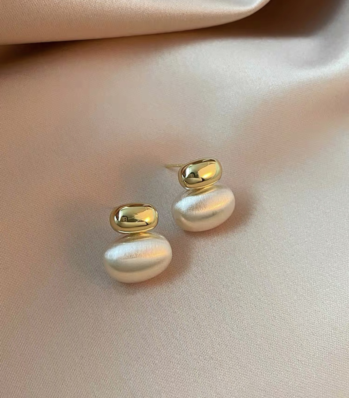 Korean Temperament Metal Brushed Two-Color Gold Niche Design Exquisite Unique High-Grade Earrings Fate Season Item Picture