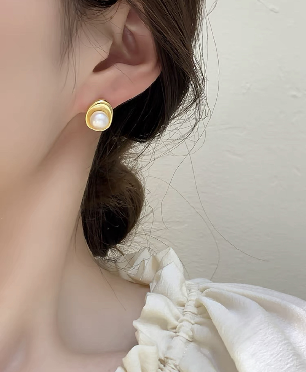 Korean Light Luxury Retro Style Natural Pearl Metal Sense Niche Design Earrings Fate Season details Picture