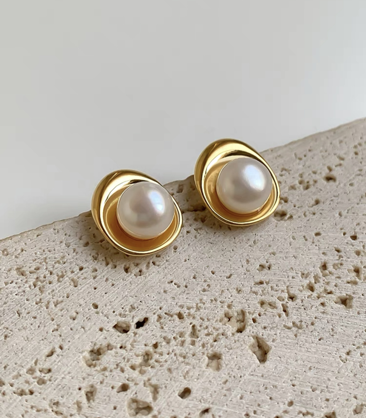 Korean Light Luxury Retro Style Natural Pearl Metal Sense Niche Design Earrings Fate Season Application Scenario