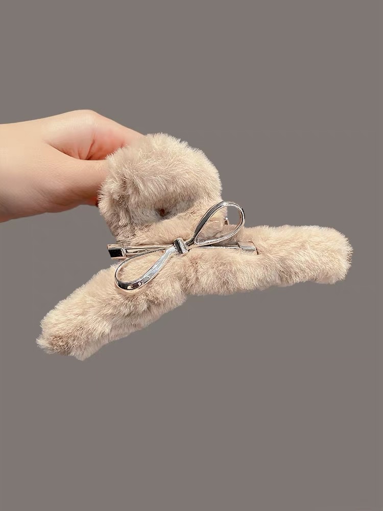 The hair clip on the back of the female head is a plush grab clip with a large clip and a shark clip. It has a lot of hair and a high-end look Specification image