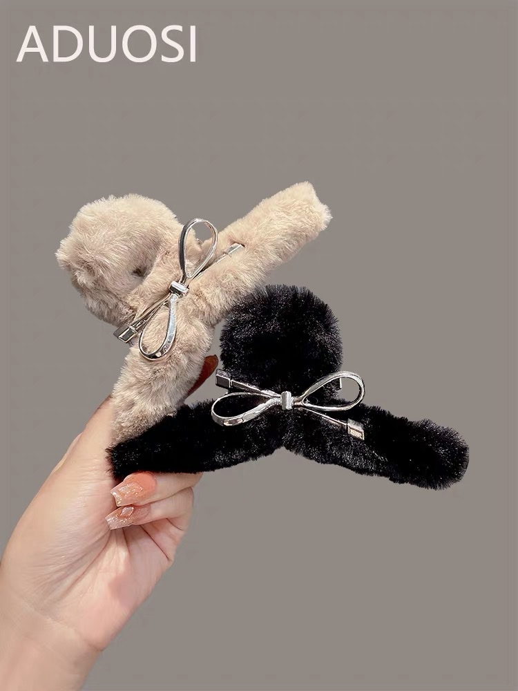 The hair clip on the back of the female head is a plush grab clip with a large clip and a shark clip. It has a lot of hair and a high-end look