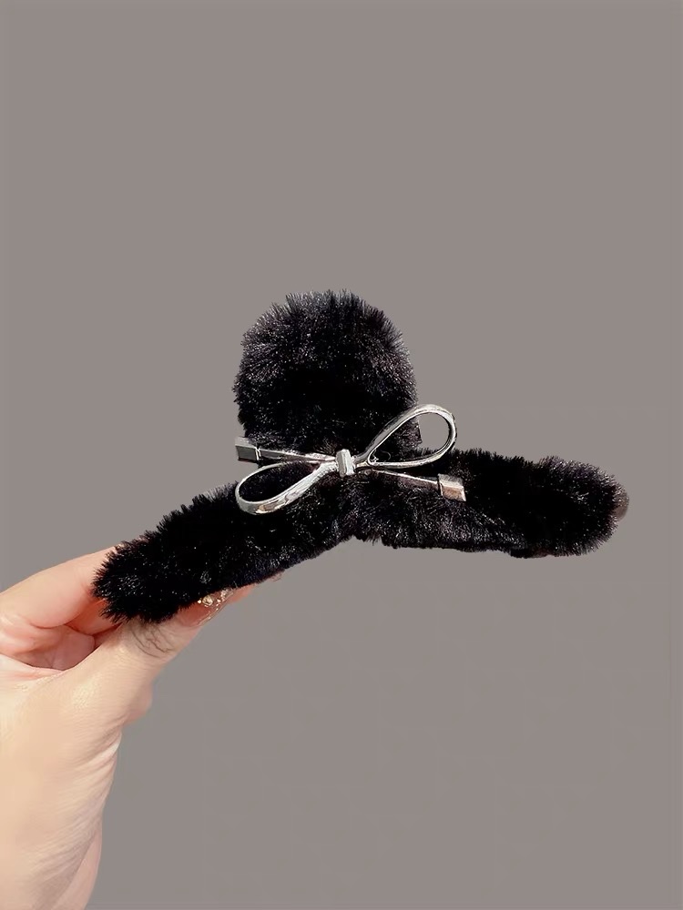 The hair clip on the back of the female head is a plush grab clip with a large clip and a shark clip. It has a lot of hair and a high-end look details Picture