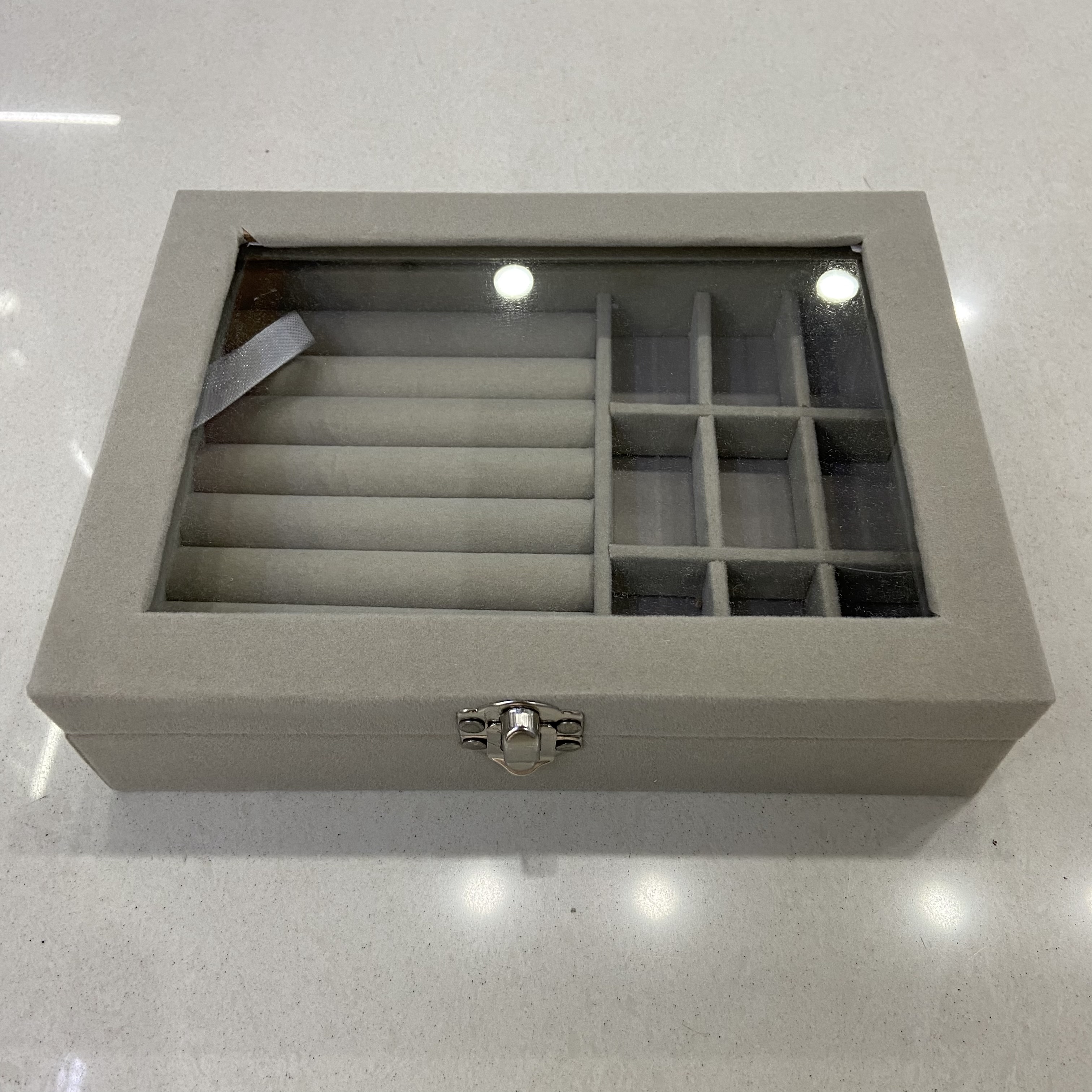 Dust-proof jewelry box with cover, necklace, earrings, ring and accessory storage box, large capacity Application Scenario