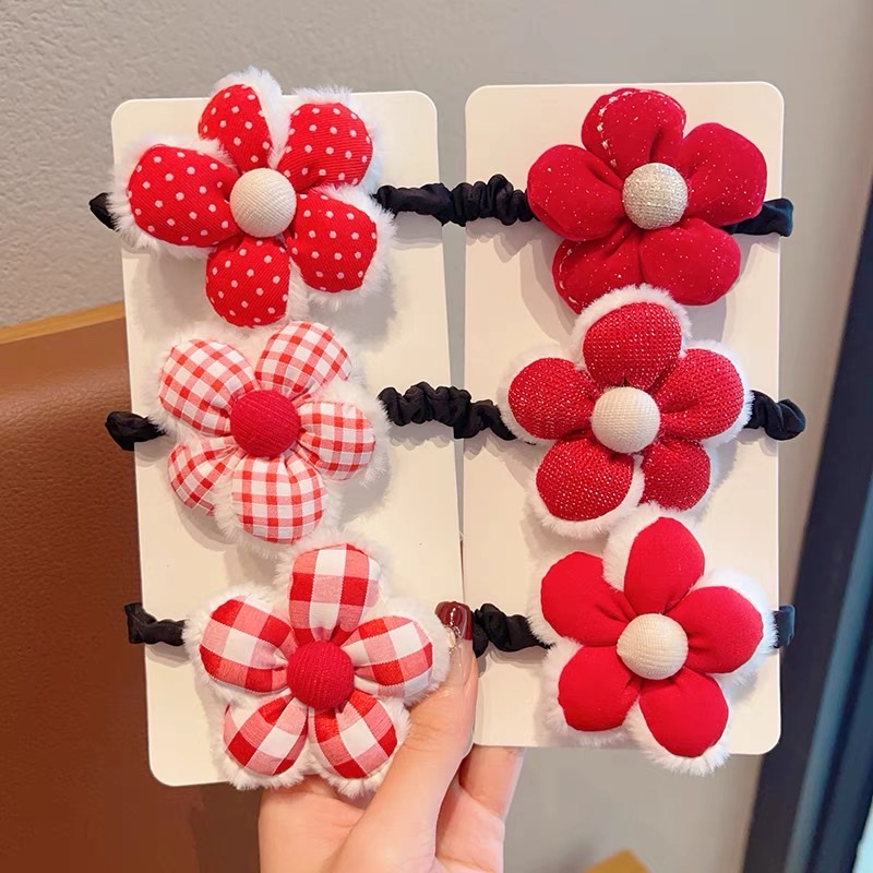 Children's red flower hair bands are festive and versatile details Picture