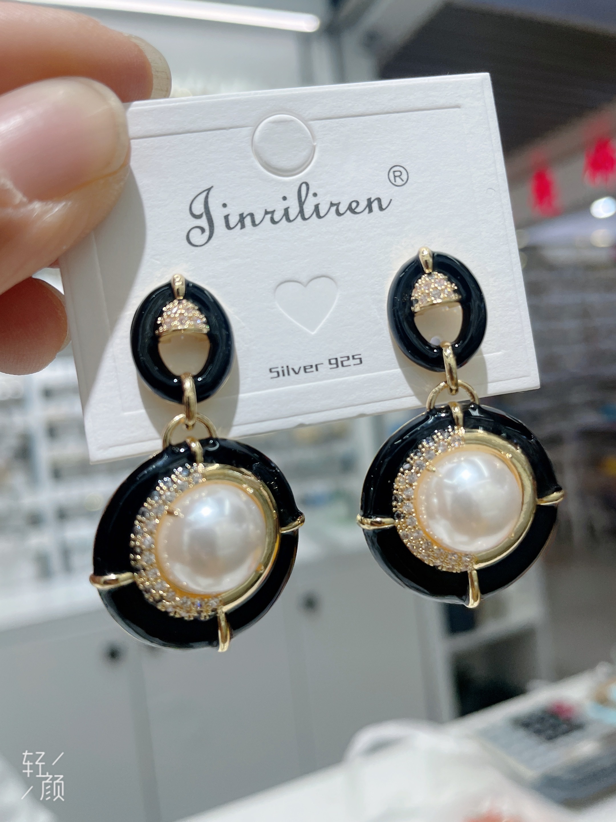 Today, the Korean version of the "Beauty" earrings are hand-set with pearls for a fashionable look Specification image