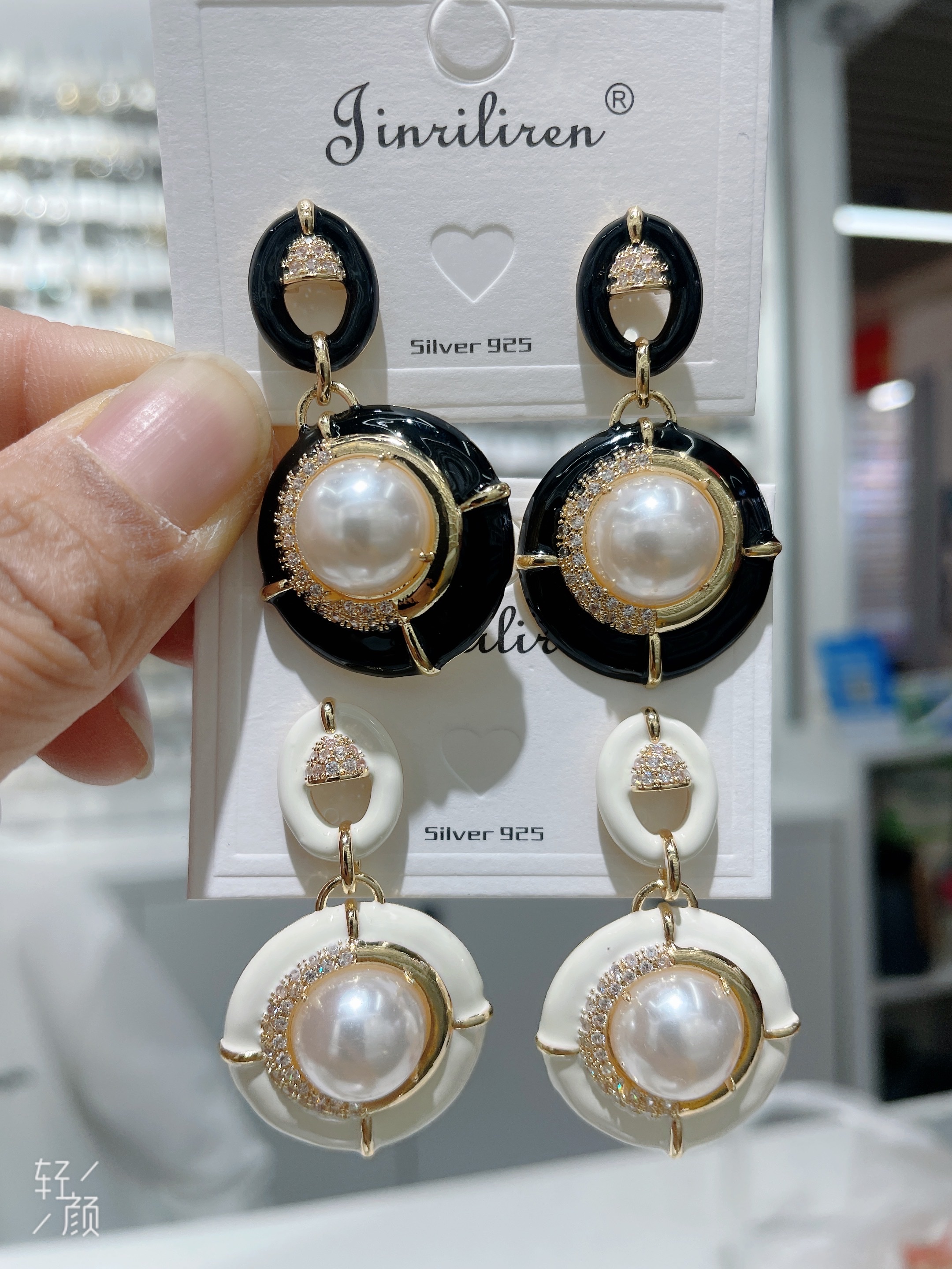 Today, the Korean version of the "Beauty" earrings are hand-set with pearls for a fashionable look