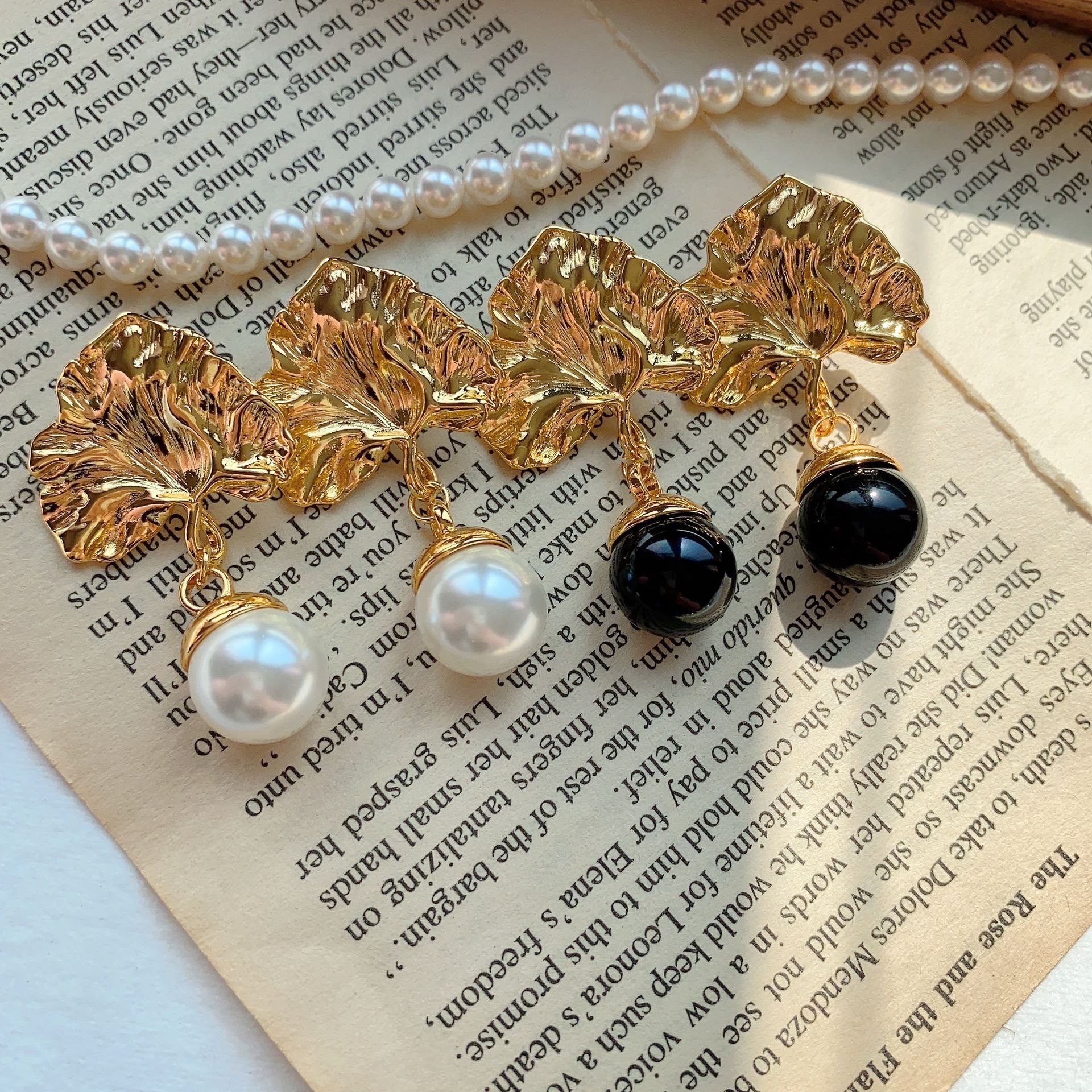 Today's beauty fashion earrings feature a versatile design style with pearls and leaf stud earrings details Picture