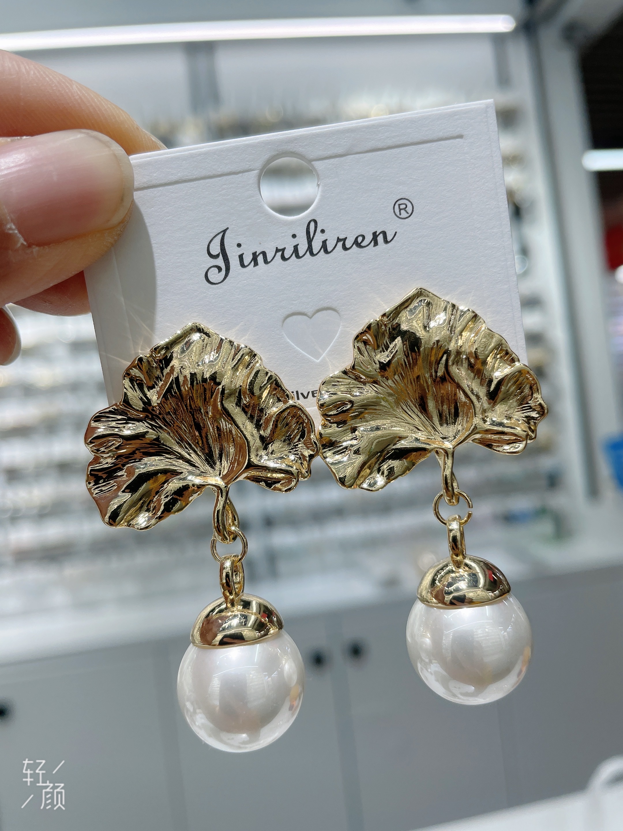 Today's beauty fashion earrings feature a versatile design style with pearls and leaf stud earrings Application Scenario