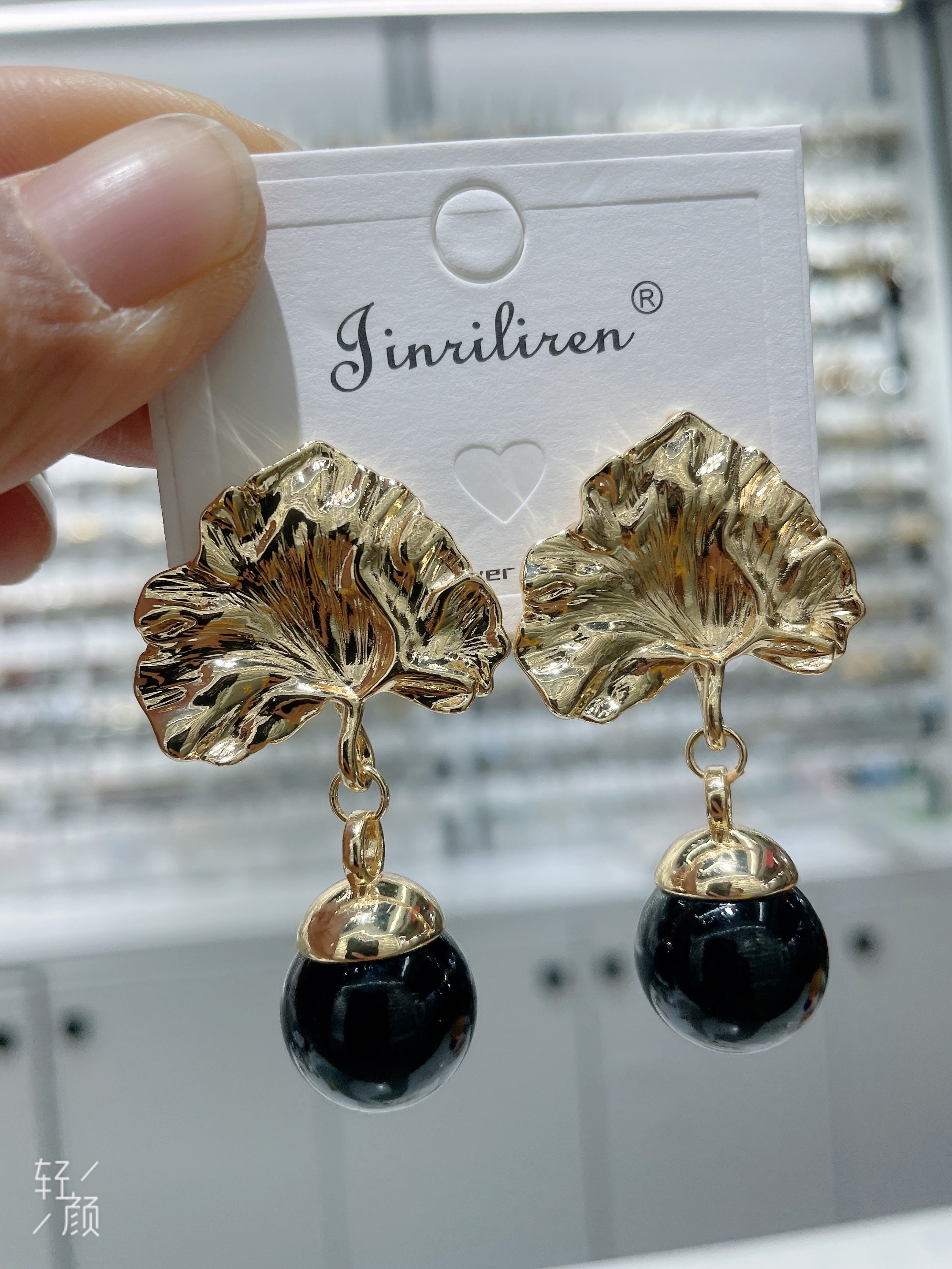 Today's beauty fashion earrings feature a versatile design style with pearls and leaf stud earrings Item Picture