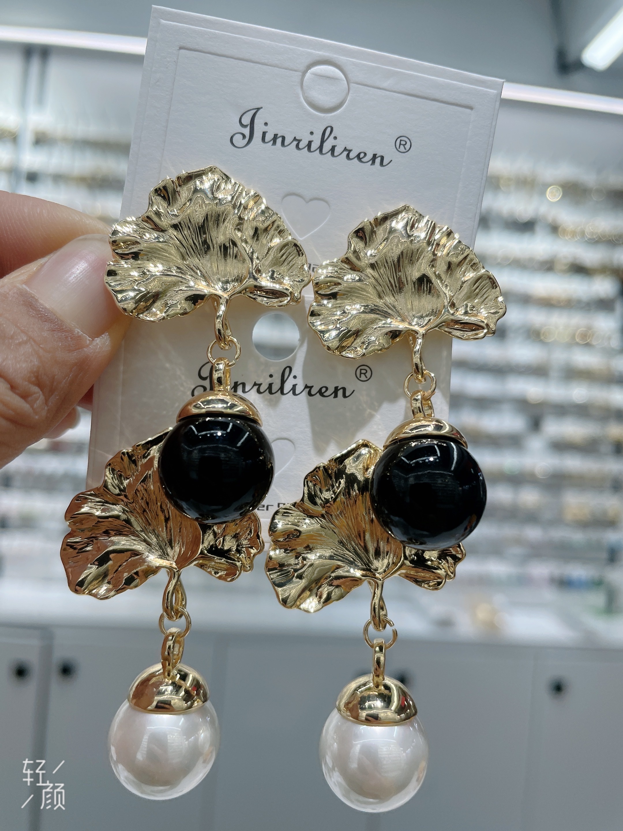 Today's beauty fashion earrings feature a versatile design style with pearls and leaf stud earrings Specification image