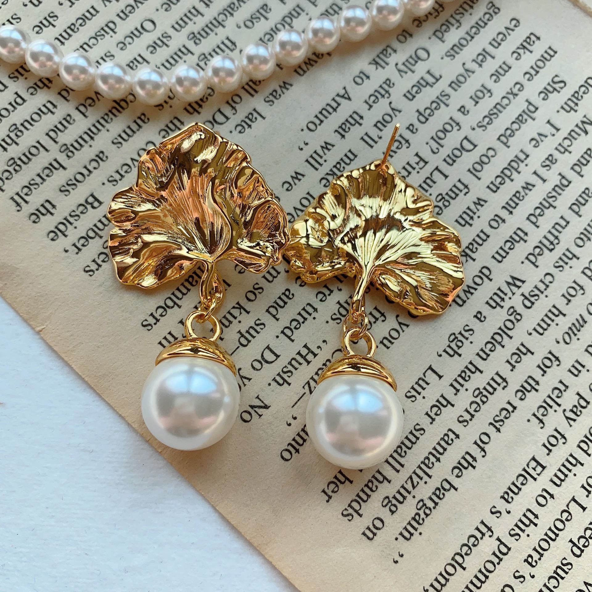 Today's beauty fashion earrings feature a versatile design style with pearls and leaf stud earrings