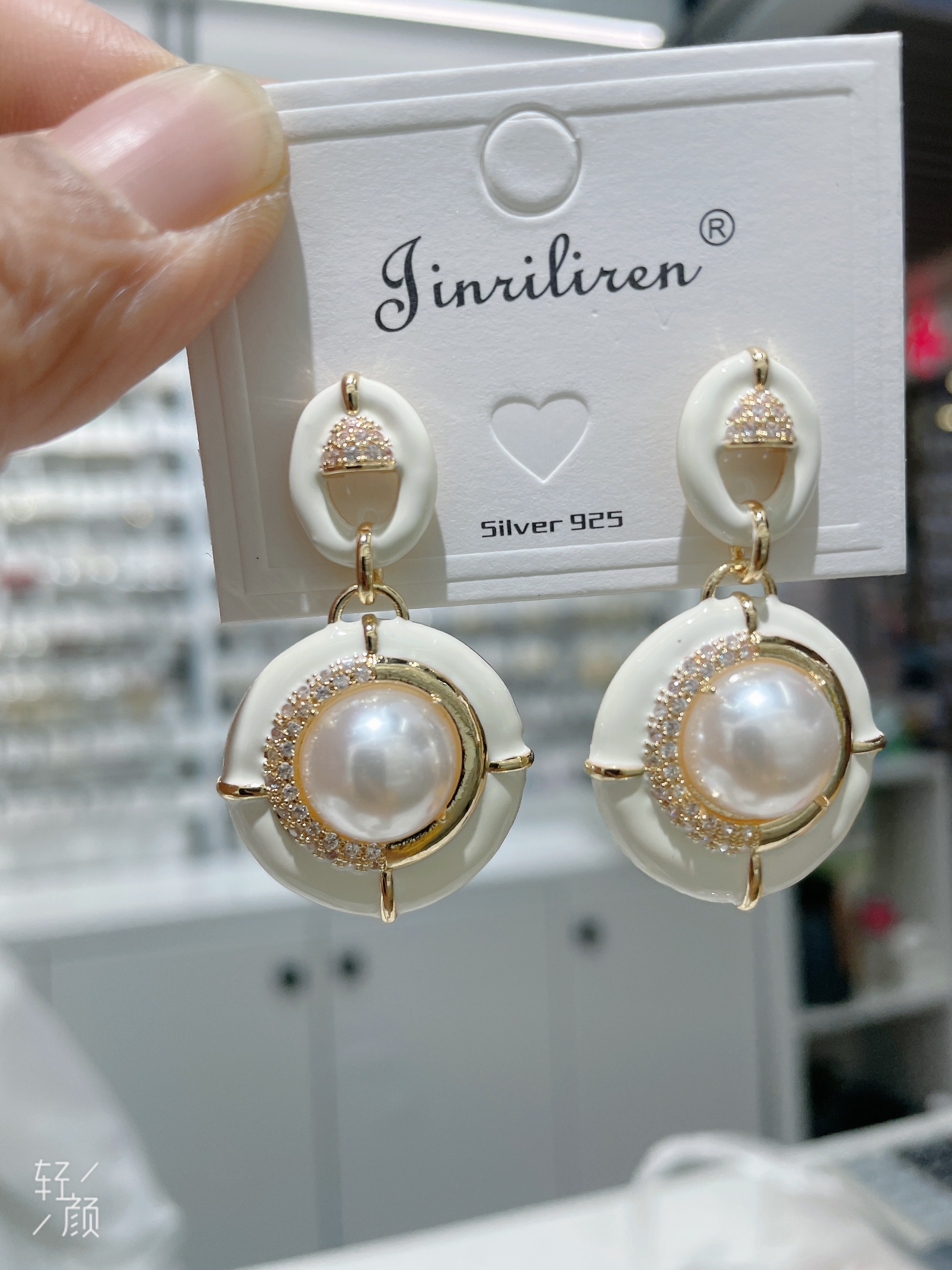 Today, the Korean version of the "Beauty" earrings are hand-set with pearls for a fashionable look details Picture