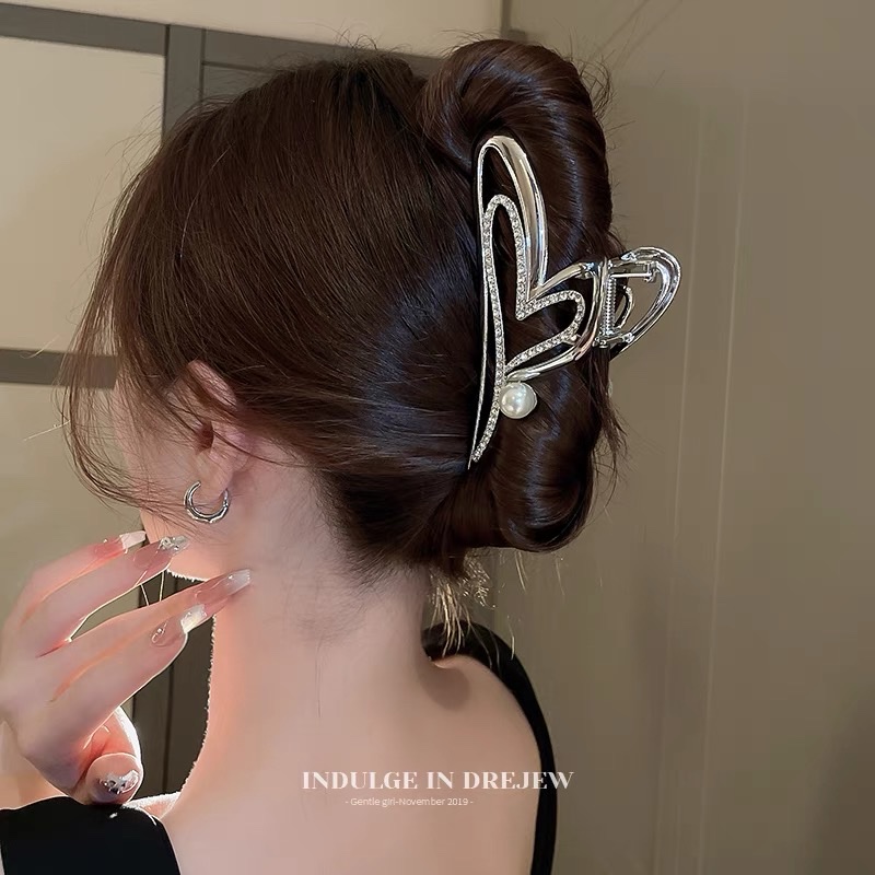 Large-sized heart-shaped claw clip for women, high-end hairpin, 2023 new style, high-end shark clip hair accessory for the back of the head Application Scenario