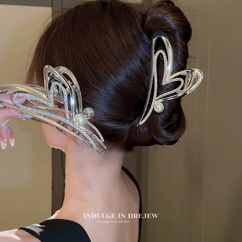 Large-sized heart-shaped claw clip for women, high-end hairpin, 2023 new style, high-end shark clip hair accessory for the back of the head details Picture
