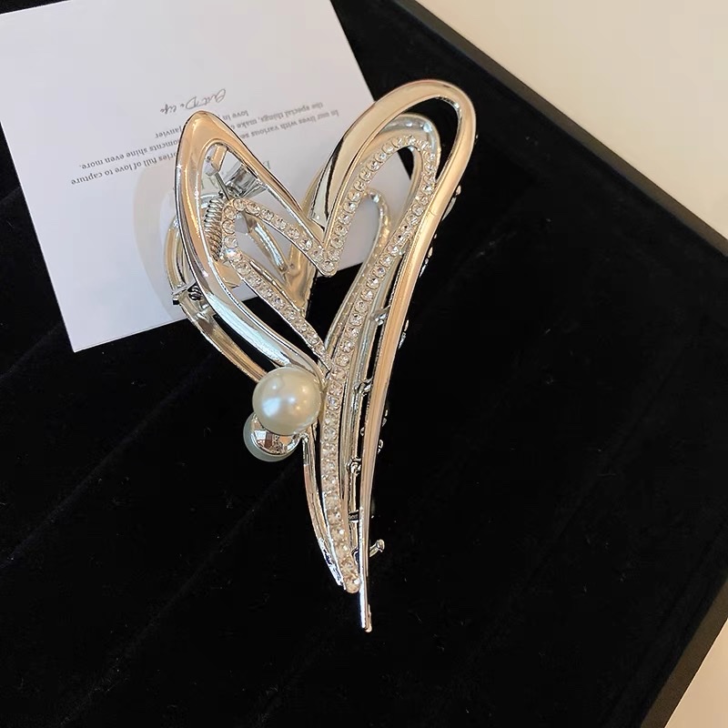 Large-sized heart-shaped claw clip for women, high-end hairpin, 2023 new style, high-end shark clip hair accessory for the back of the head Item Picture