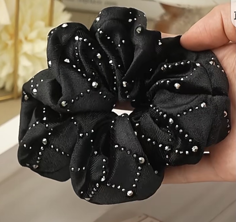 Korean High-End Fashion Accessories With Exquisite Headbands Featuring Large Black Diamonds full figure