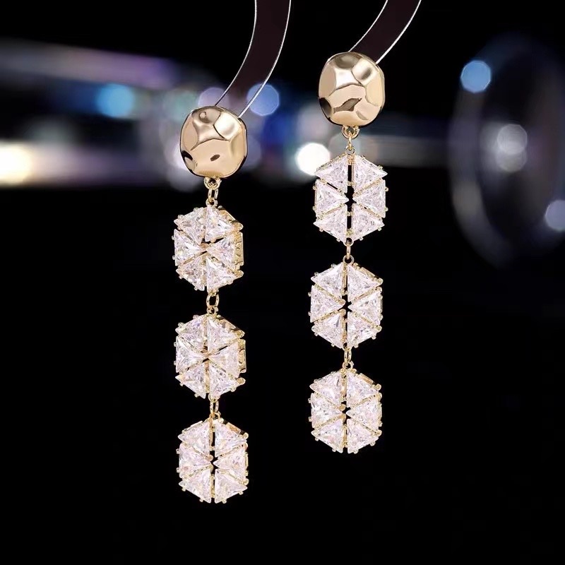 Fashion Trend Zircon Long Earrings Application Scenario