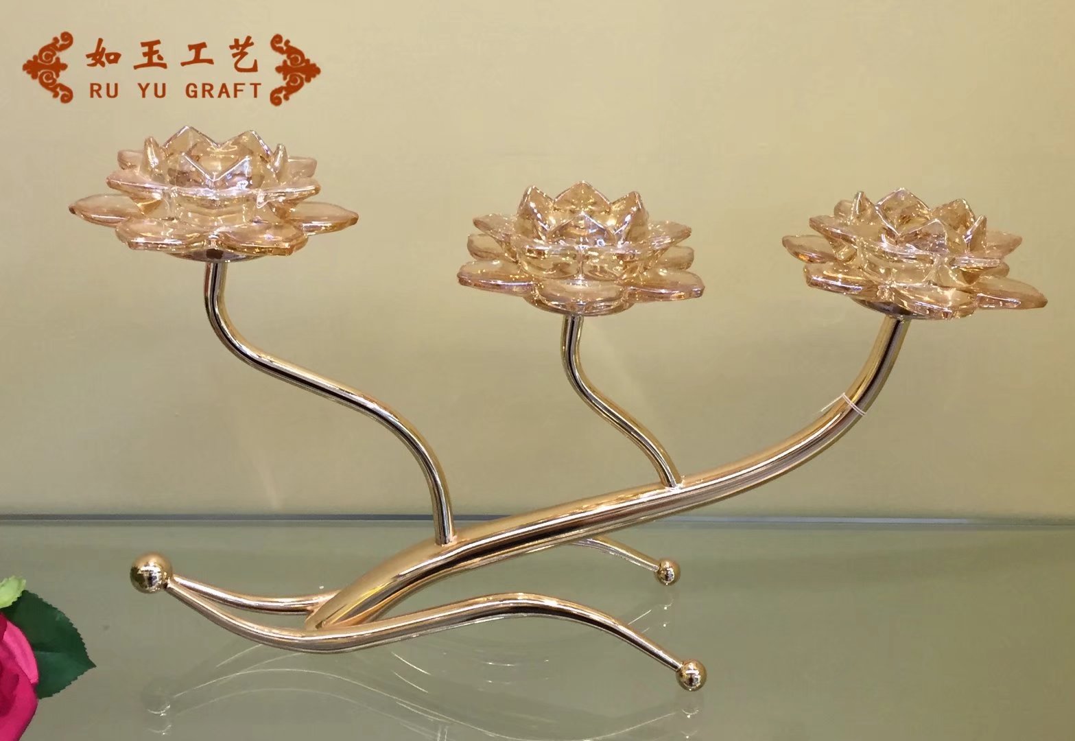 水晶玻璃一款工艺品摆件，可以酒店会所客厅餐厅娱乐办公室即可通用