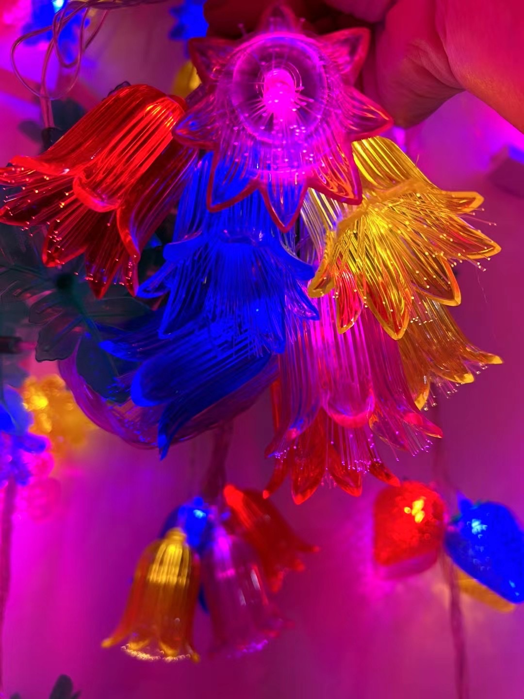 28 Head Red Flower Green Leaf Triangle Leaf Colorful Hanging Crystal Accessories Decorative Light Series Hot Sale Application Scenario