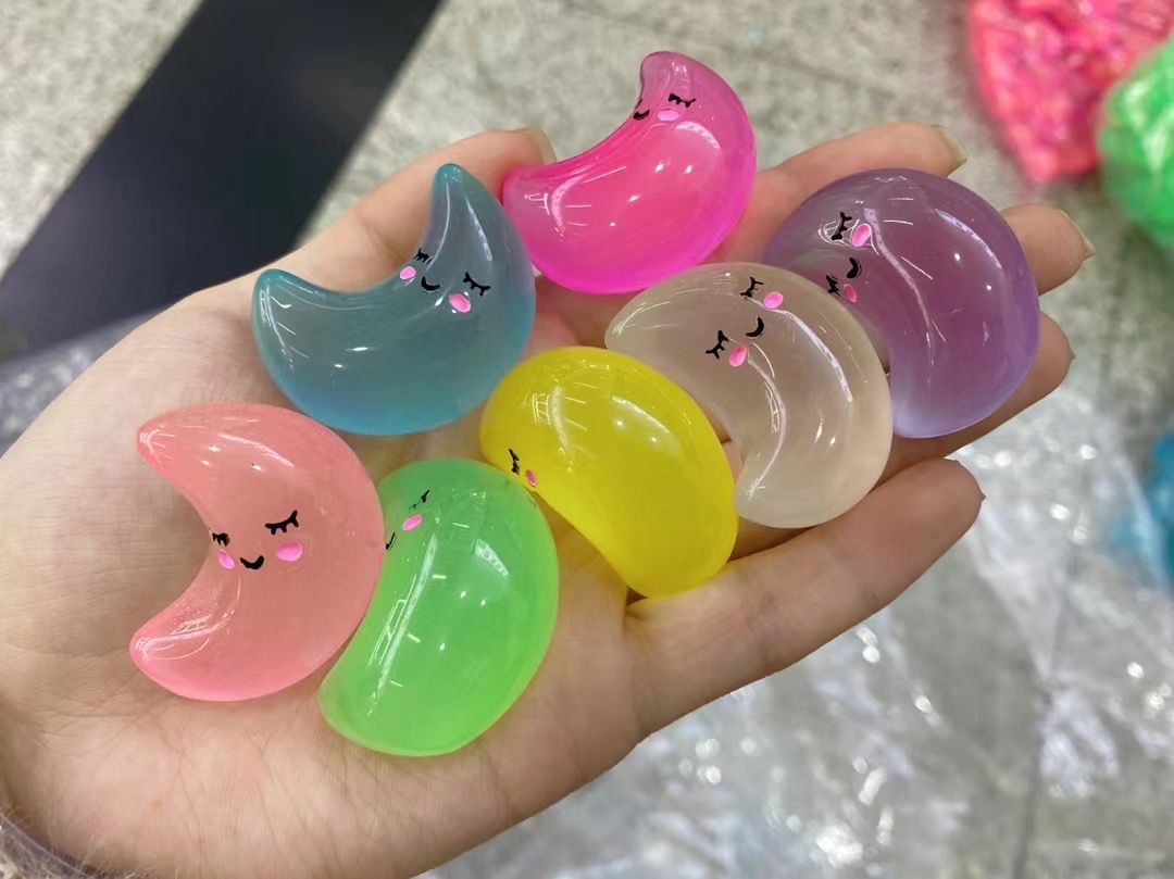 新品上市！创意卡通夜光月亮云朵星星DIY立体树脂车载挂件，微观景摆件，超值价格，限时抢购，不买你会后悔！