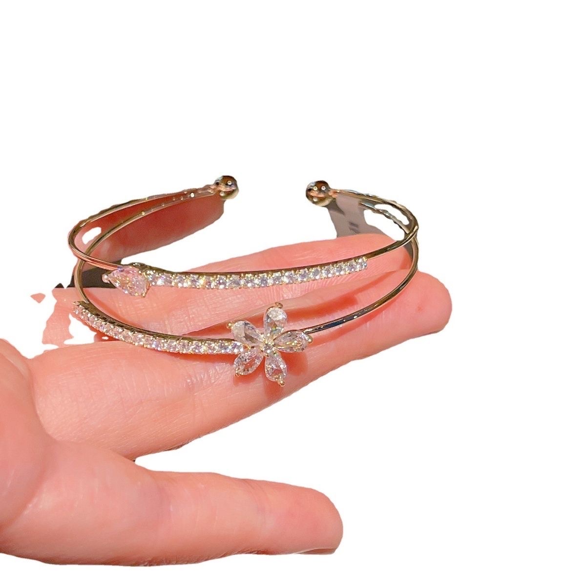 The open plum blossom bracelet is a classic style that combines popular elements for girls
