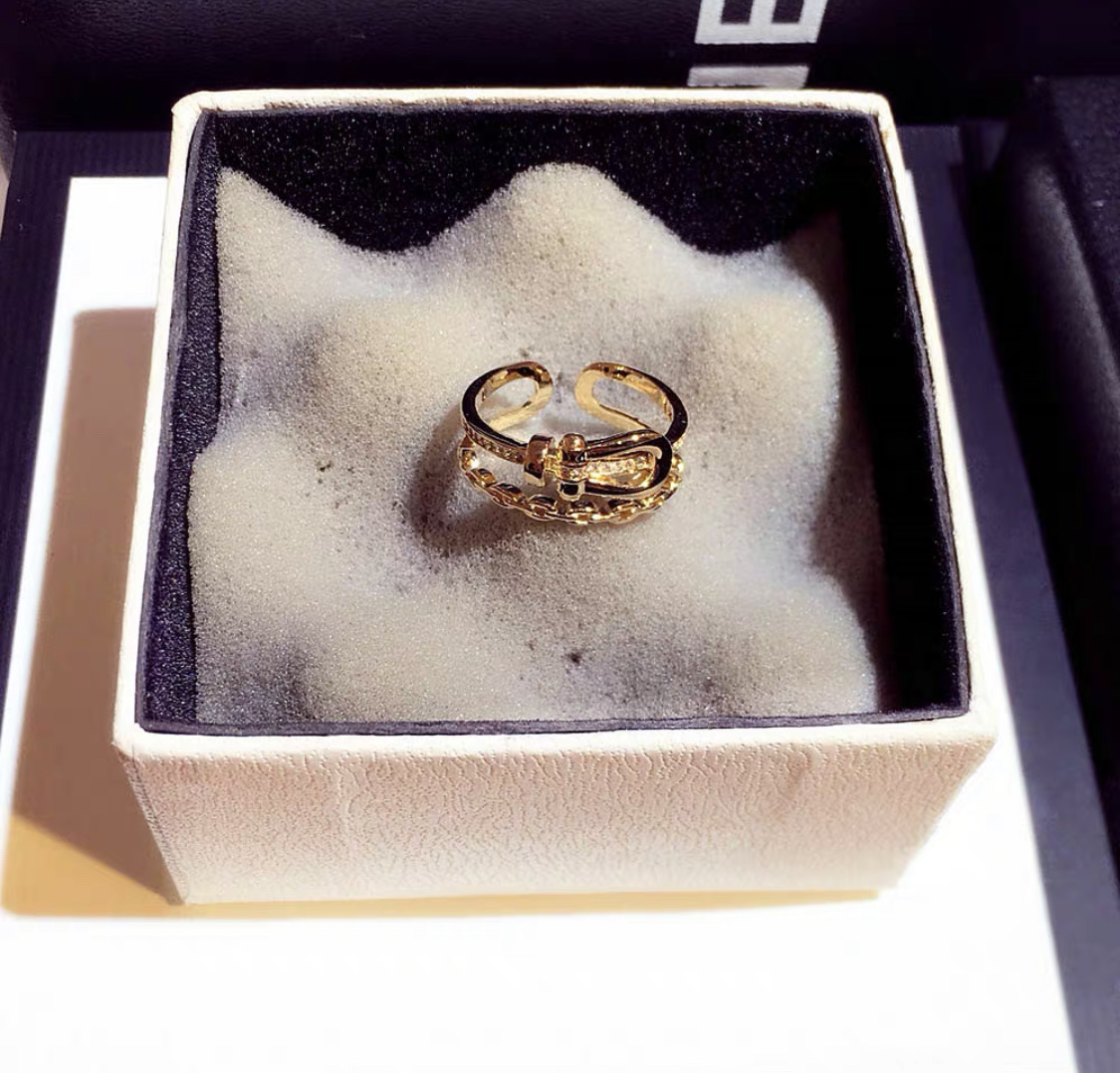 Fashion Simple Chain Ring Network Red Retro Niche Design Open Index Finger Hollow Ring Female Application Scenario