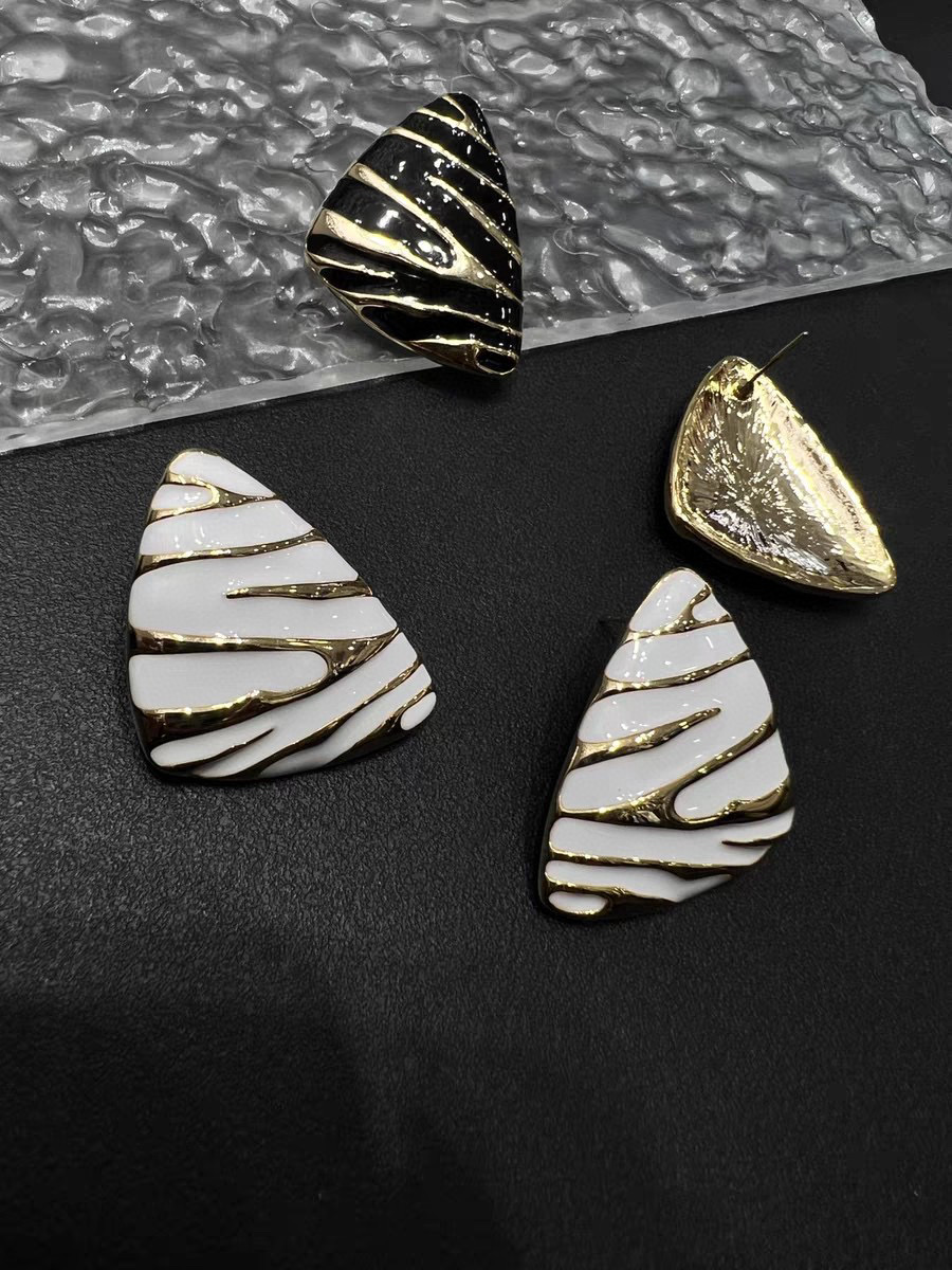 Japan And South Korea's New Twill Zebra Vintage Triangle Drip Earrings Small High-End Fashion Exaggerated Earrings Hipster
