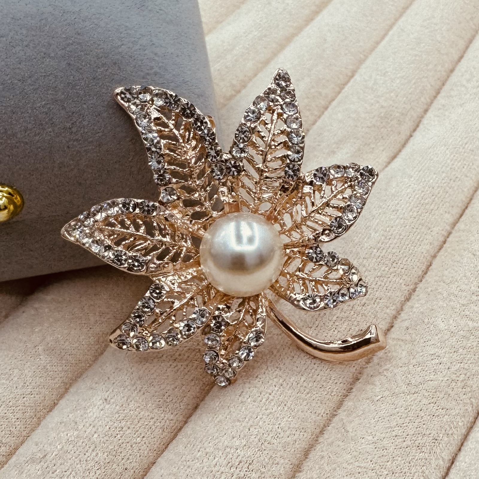 Korean high-grade full diamond Maple leaf brooch Corsage elegant with bow leaf suit jacket pin thumbnail