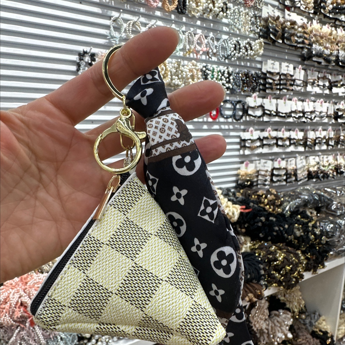 飘带三角形包包，是一款不可多得时尚，潮流，一款多用的钥匙扣挂件，可收纳各种小物件，可装饰在各方面