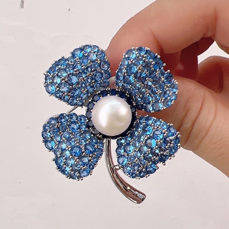 Four-leaf clover brooches and pins are sold directly from the factory details Picture