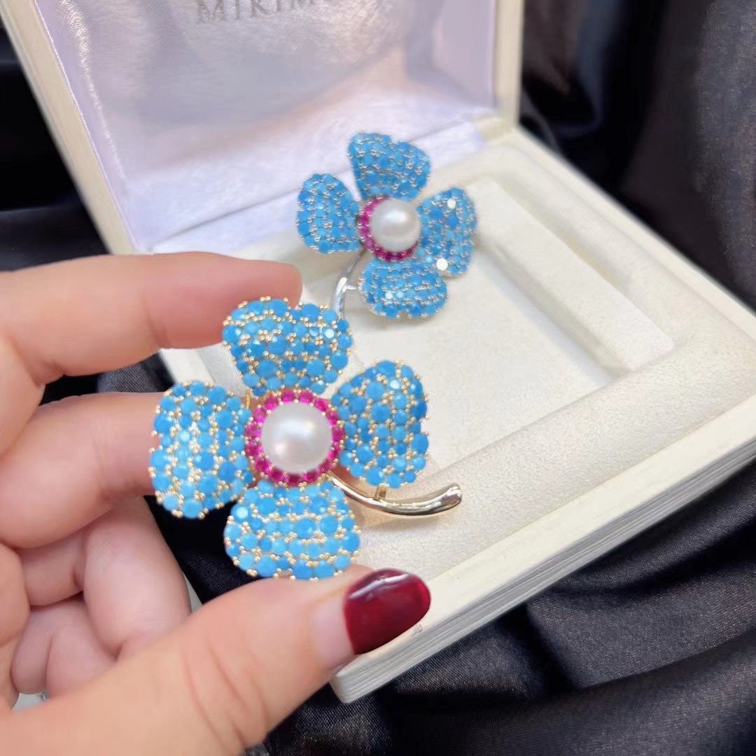 Four-leaf clover brooches and pins are sold directly from the factory Item Picture